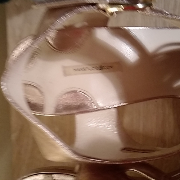 Good looking Gold platform sandals - Picture 5 of 7